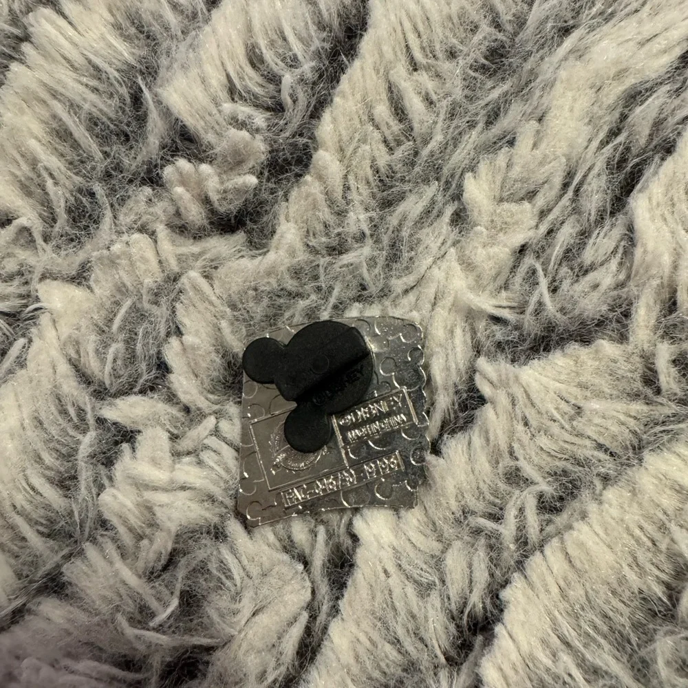 2018 Mystery Disney pin - Picture 2 of 3